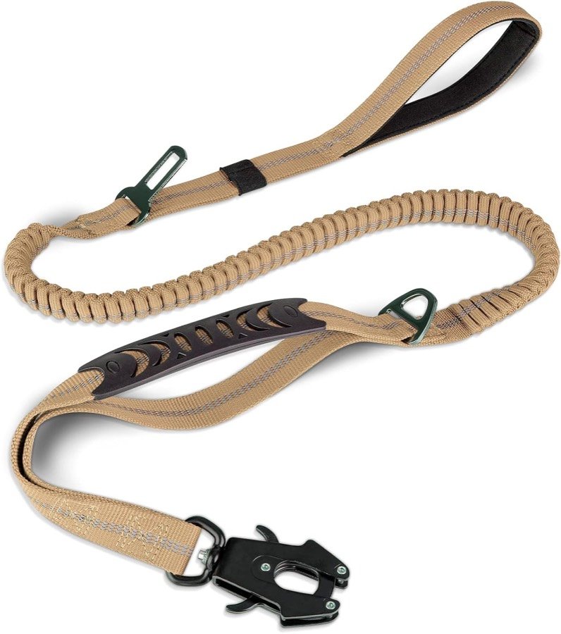 Correa táctica Joytale marrón coyote extendida, con sus dos asas acolchadas y el mosquetón metálico