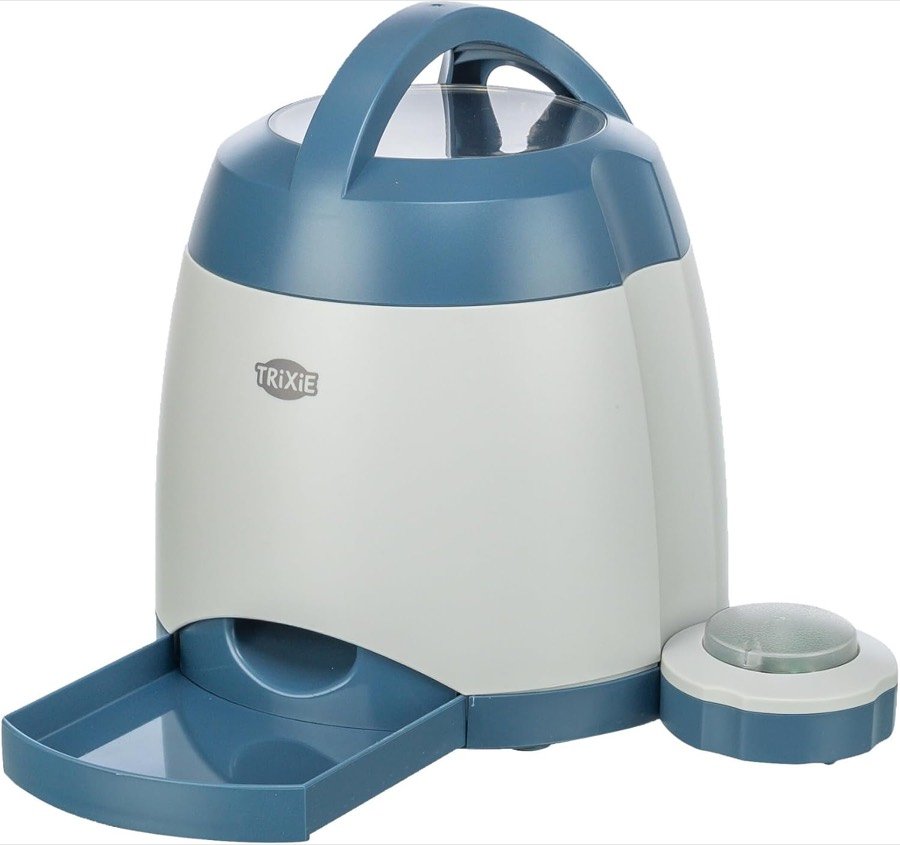 Trixie Memory Trainer: dispensador gris y azul con asa, bandeja de salida delante y pulsador redondo a un lado