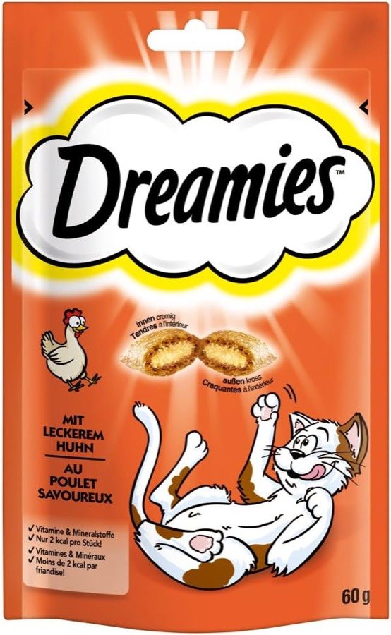 Ver imagen 2 de 2: Bolsa naranja individual de 60 gramos de Dreamies con pollo, con el gato de la marca tumbado