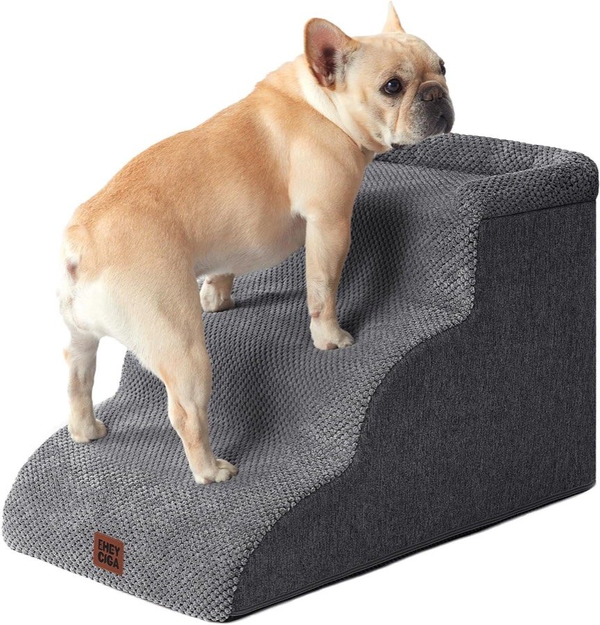 Bulldog francés subiendo por la escalera de espuma EHEYCIGA gris de tres peldaños curvos