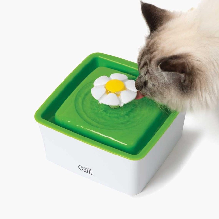 Ver imagen 4 de 4: Gato bebiendo del chorro de una fuente Catit Mini Flower con el cartucho instalado