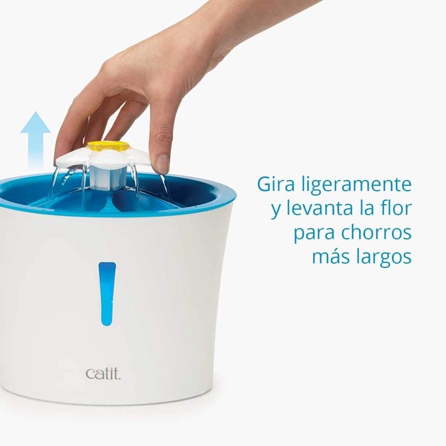 Ver imagen 4 de 6: Una mano gira y levanta la flor de la Catit Flower LED para alargar los chorros de agua