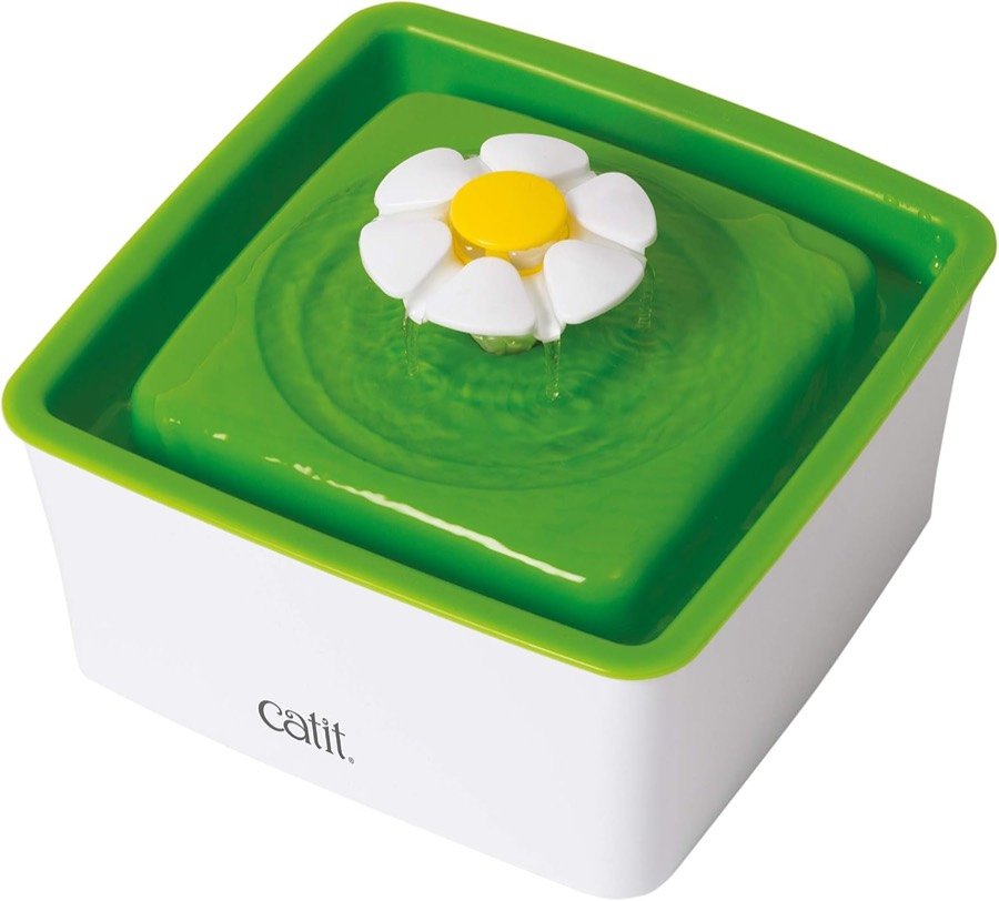 Fuente Catit Mini Flower cuadrada, con base blanca, bandeja verde y la flor blanca y amarilla en el centro