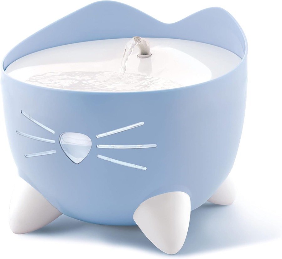 Fuente Catit PIXI azul con forma de cara de gato, orejas, bigotes en relieve y el chorro de agua saliendo por el centro