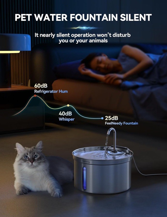 Ver imagen 6 de 6: La fuente FEELNEEDY junto a un gato en un dormitorio, comparando sus 25 dB con los 40 de un susurro y los 60 de una nevera