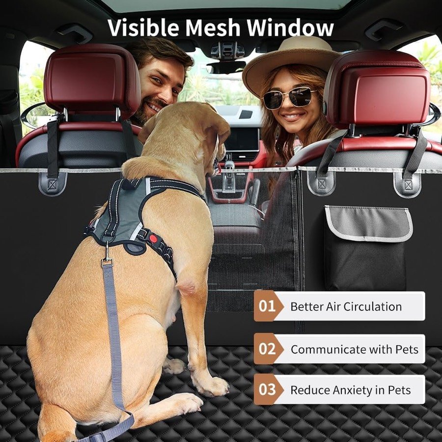 Ver imagen 4 de 6: Perro con arnés mirando a sus dueños por la ventana de malla de la funda KYG, con los rótulos de ventilación y menos ansiedad