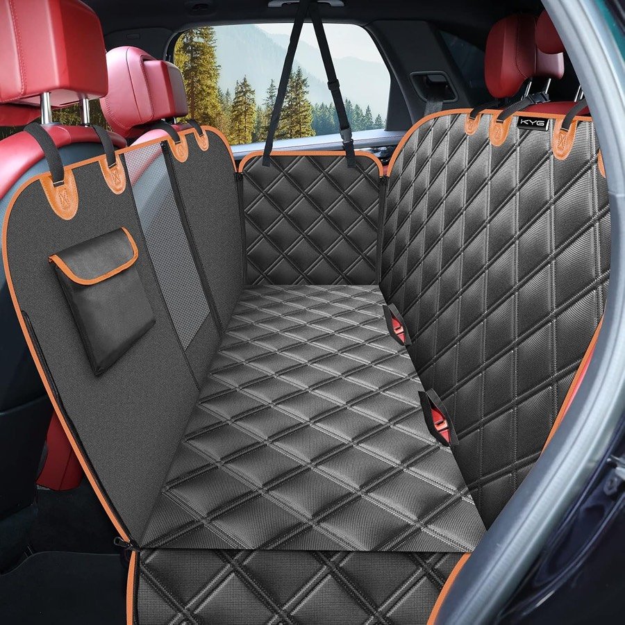 Funda KYG negra con ribete naranja colocada en el asiento trasero, con las solapas que cubren las puertas y el bolsillo lateral