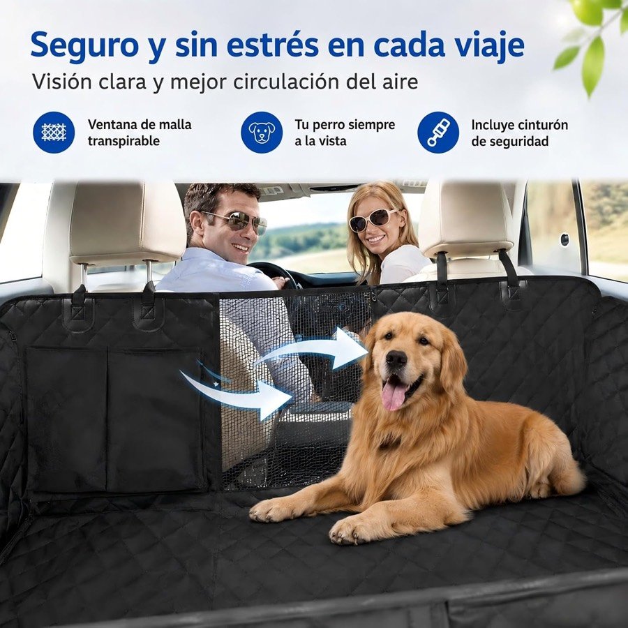 Ver imagen 5 de 6: Golden retriever tumbado en la funda Sosayet, visto por sus dueños a través de la ventana de malla central