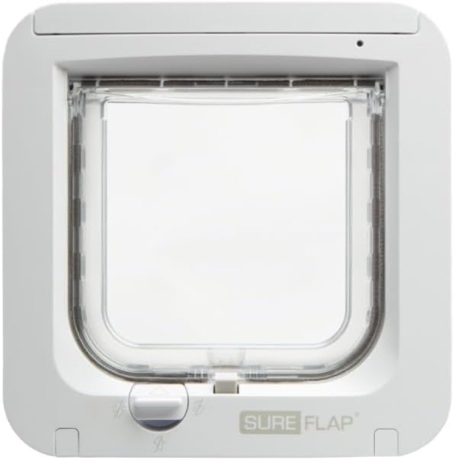 Gatera SureFlap blanca con lector de microchip vista de frente, con su trampilla transparente