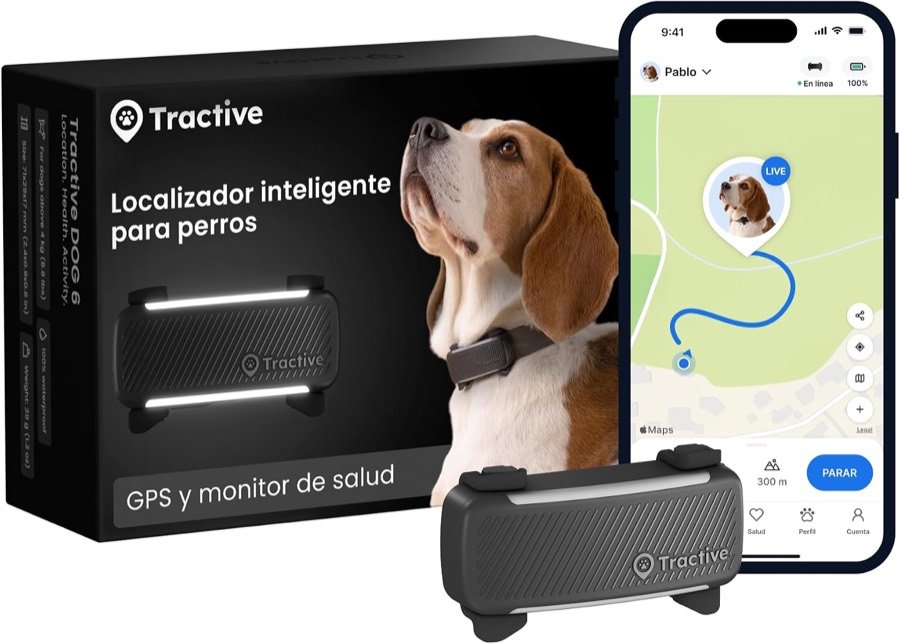 Localizador GPS Tractive edición 2025 en color negro con sus clips de sujeción al collar