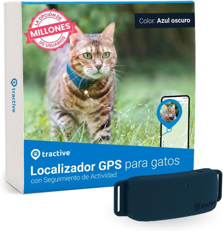 Caja del localizador GPS Tractive para gatos con el dispositivo azul oscuro y un gato con el collar en el jardín
