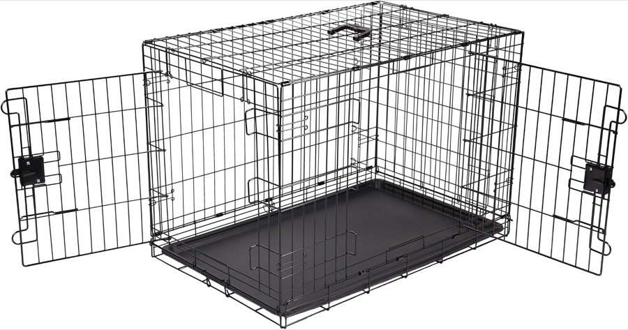 Jaula Amazon Basics de alambre negro con las dos puertas abiertas, delantera y lateral, y la bandeja en la base