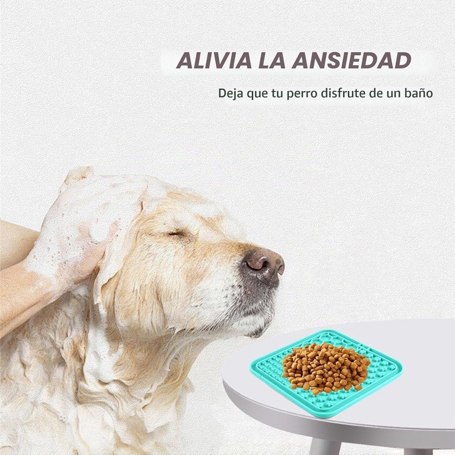 Ver imagen 3 de 6: Perro en la bañera lamiendo la alfombrilla pegada a la pared durante el baño