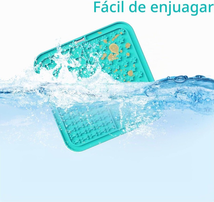 Ver imagen 5 de 6: La alfombrilla bajo el agua, ilustrando lo fácil que es enjuagarla