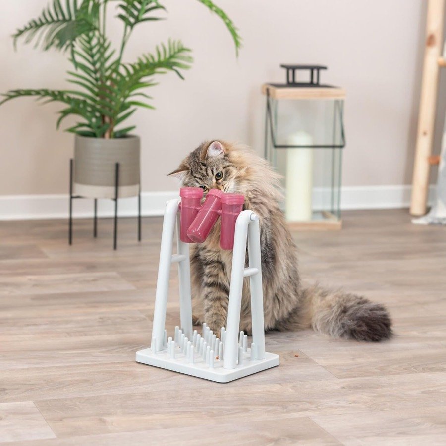 Ver imagen 2 de 6: Gato de pelo largo girando con la pata uno de los tubos del juego