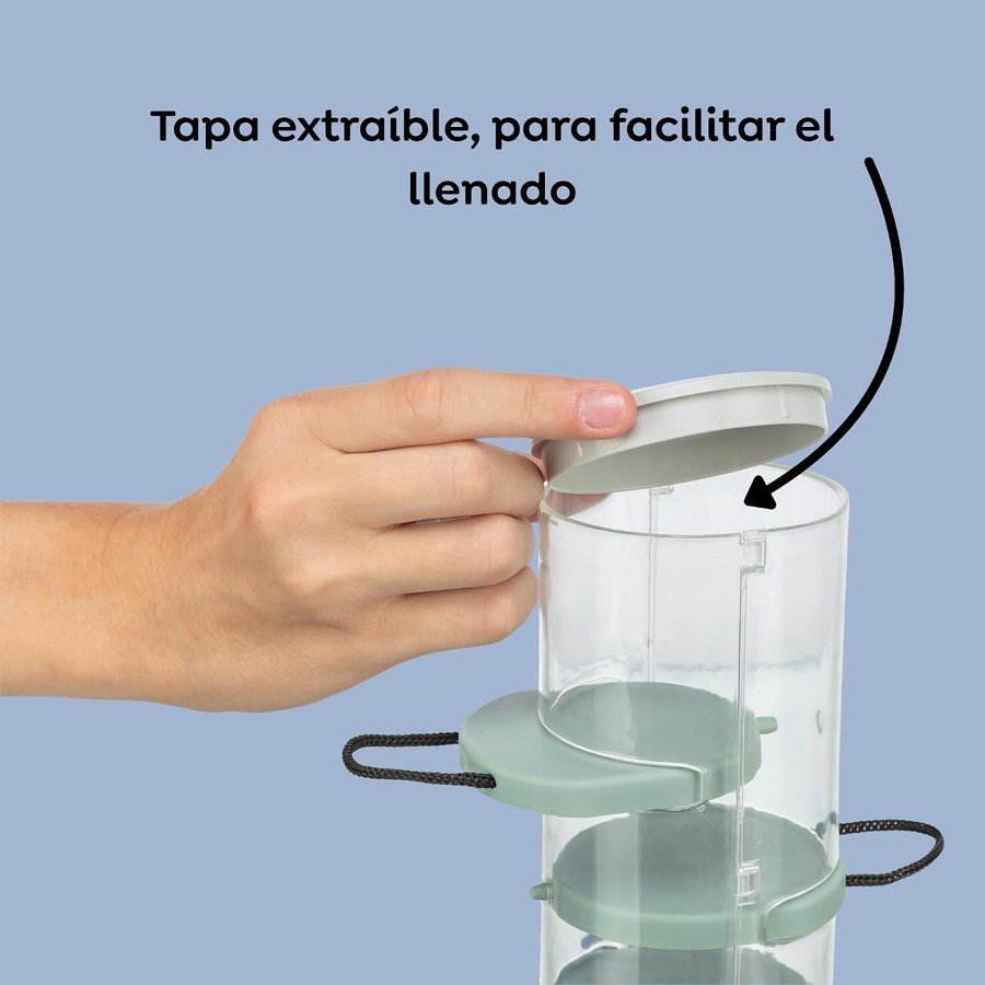 Ver imagen 5 de 6: Mano retirando la tapa superior de la torre para rellenarla