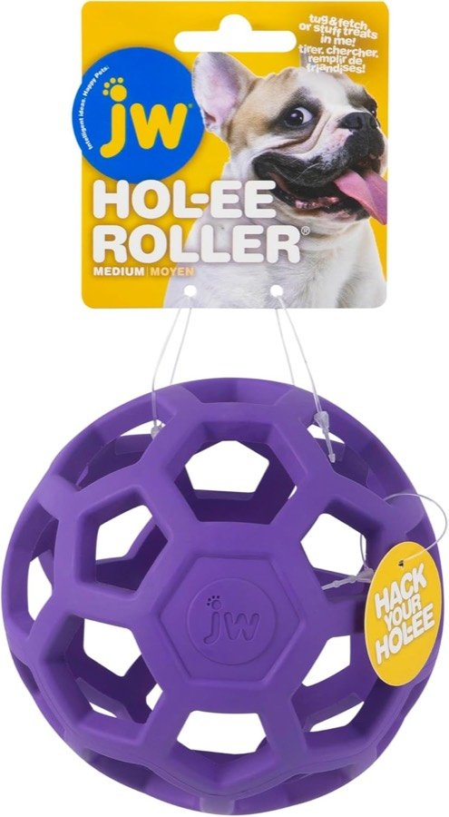 Pelota JW Hol-ee Roller morada de caucho calado, en su cartón de venta con la imagen de un bulldog francés