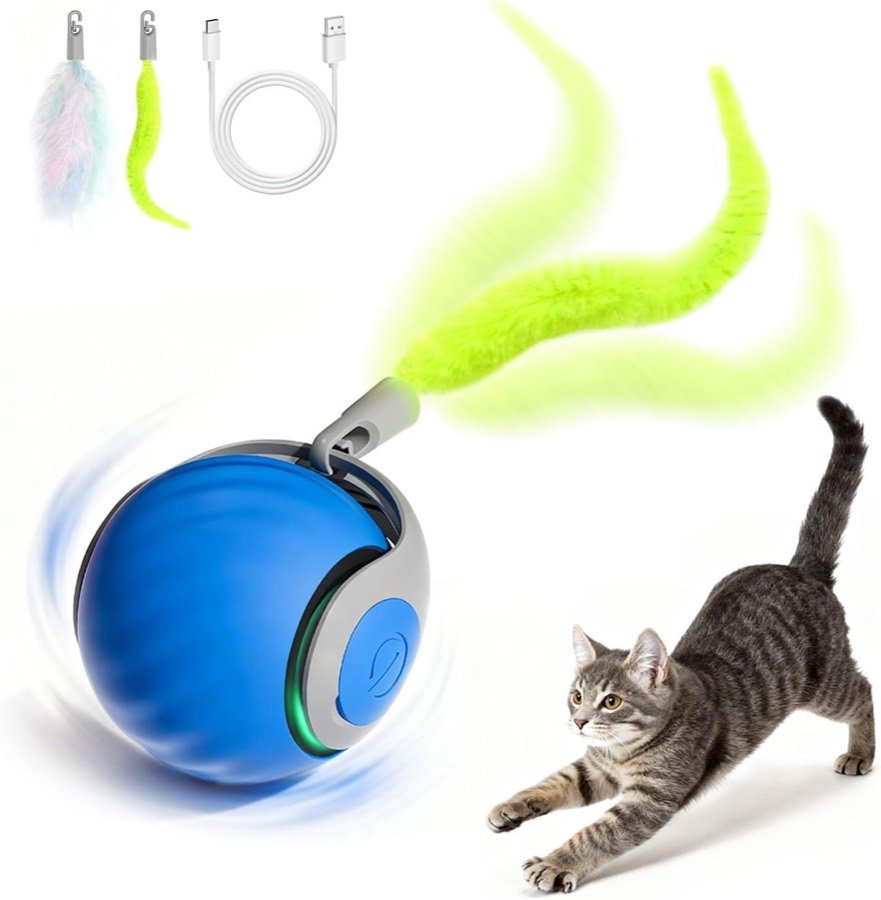 Pelota interactiva Speedy Tail 2.0 azul con su cola de plumas verde, el cable de carga USB y un gato atigrado a punto de saltar sobre ella