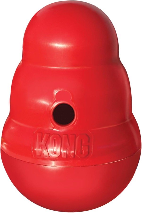 KONG Wobbler rojo, con forma de peonza y el orificio de salida de comida en el lateral