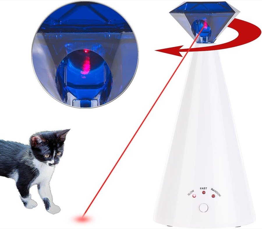 Ver imagen 2 de 6: Gatito blanco y negro siguiendo el punto rojo que proyecta el cabezal giratorio