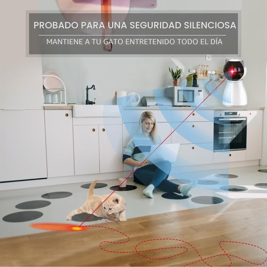 Ver imagen 6 de 6: Gato persiguiendo el punto láser en una cocina mientras su dueña está sentada en el suelo