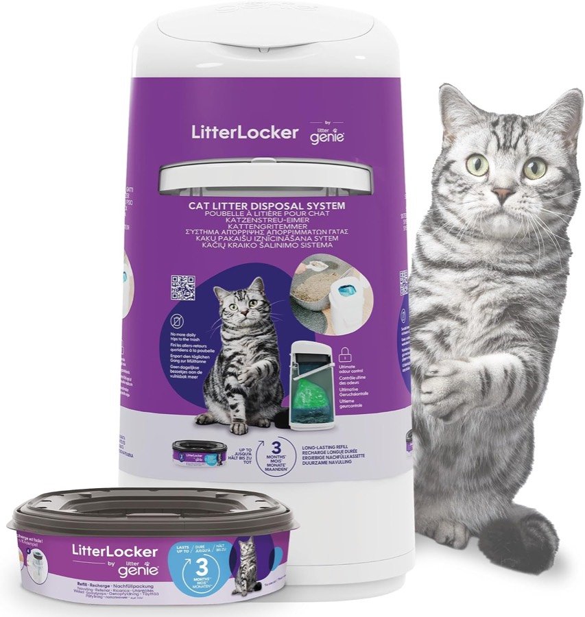 Contenedor Litter Genie LitterLocker Fashion en su caja con el recambio Octo y un gato atigrado