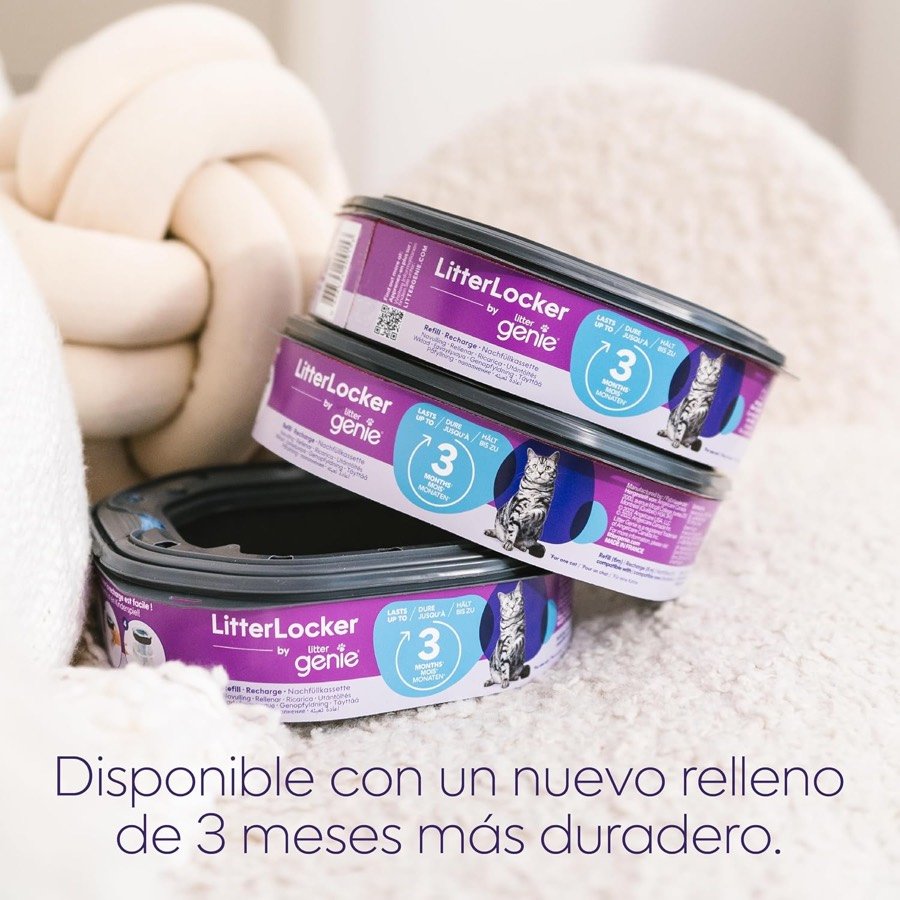 Ver imagen 6 de 6: Tres recambios LitterLocker de tres meses apilados sobre una manta