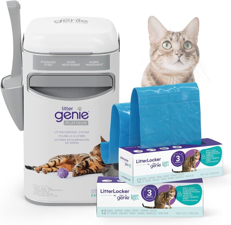 Contenedor Litter Genie Platinum de acero inoxidable con su pala, la película azul y dos cajas de recambio, junto a un gato