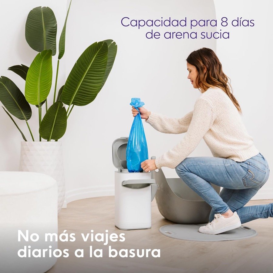 Ver imagen 5 de 6: Mujer sacando la bolsa llena del Litter Genie Platinum, con capacidad para ocho días de arena usada