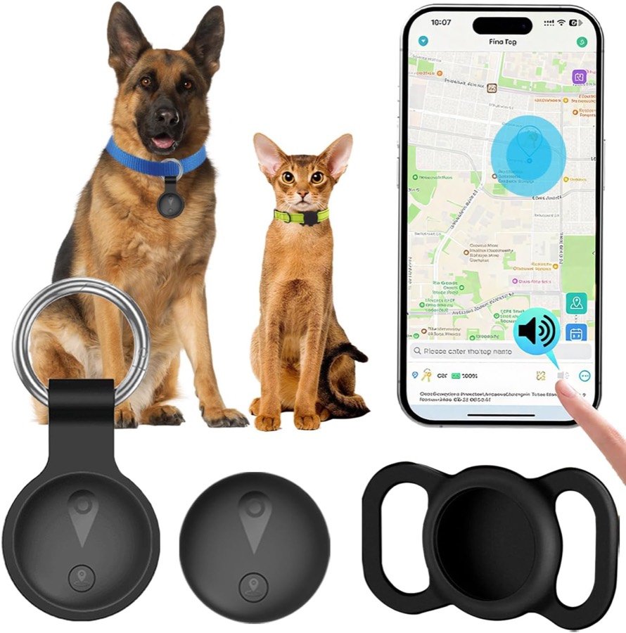 Rastreador Yukcxoo F18B en negro con su llavero y su funda de silicona para collar, junto a un perro, un gato y el móvil con el mapa