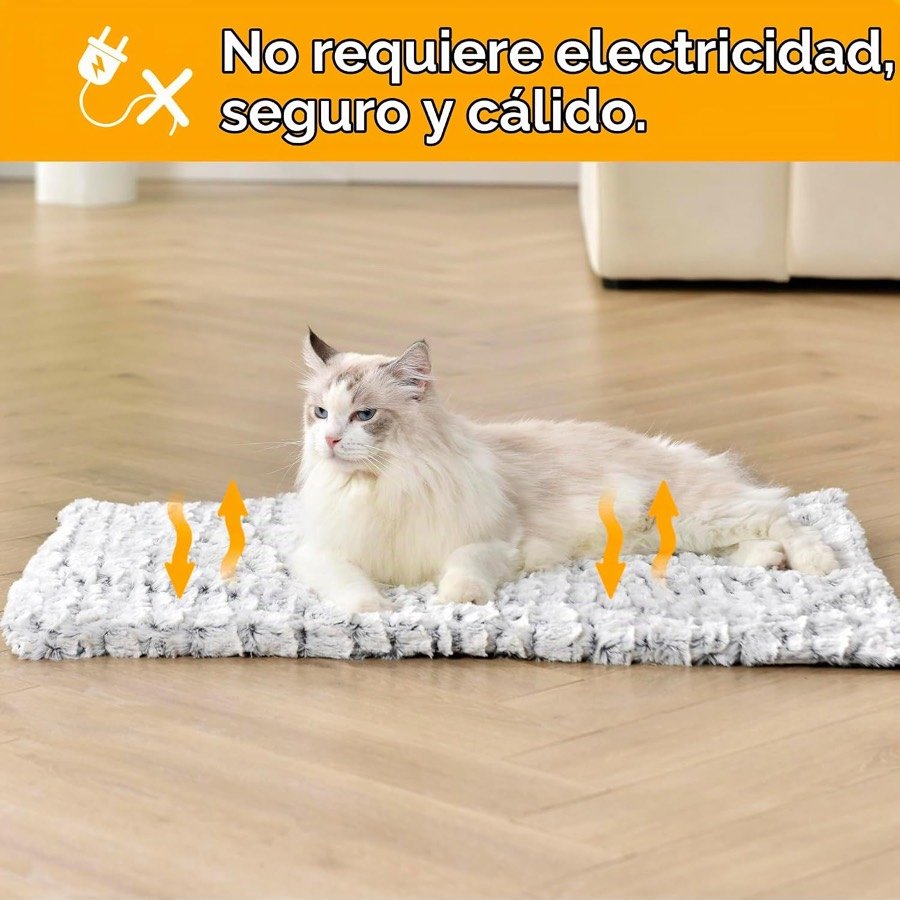 Ver imagen 3 de 6: Gato ragdoll tumbado en la manta Petace sobre un suelo de madera, con el rótulo «No requiere electricidad»
