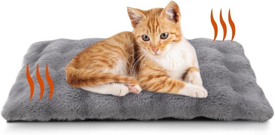 Gatito naranja tumbado en la manta autocalentable XIAPIA gris de felpa con ondas de calor dibujadas