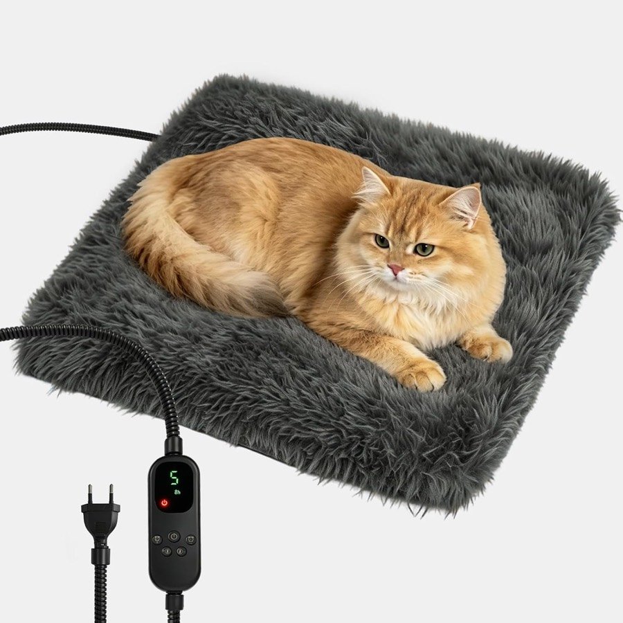 Gato de pelo largo dormido sobre la manta eléctrica Wdmiya gris de felpa, con el cable y el mando digital
