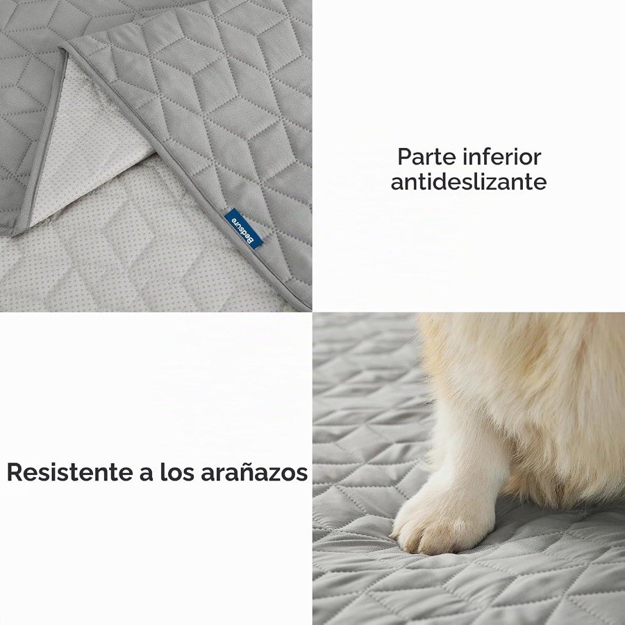 Ver imagen 3 de 6: Detalle de la base antideslizante de puntos del protector Bedsure y de una pata de perro sobre el acolchado, con el rótulo de resistente a los arañazos