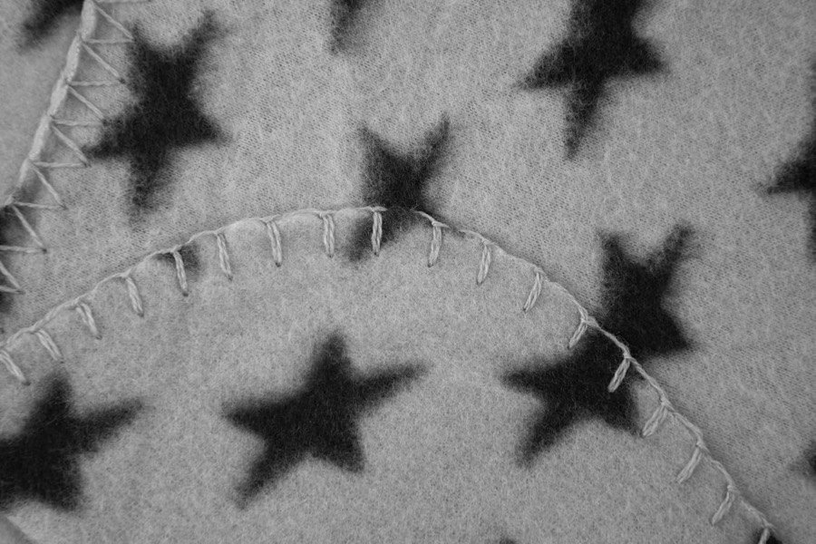 Ver imagen 3 de 6: Primer plano del remate del borde de la manta Kerbl Stella, con pespunte tipo festón