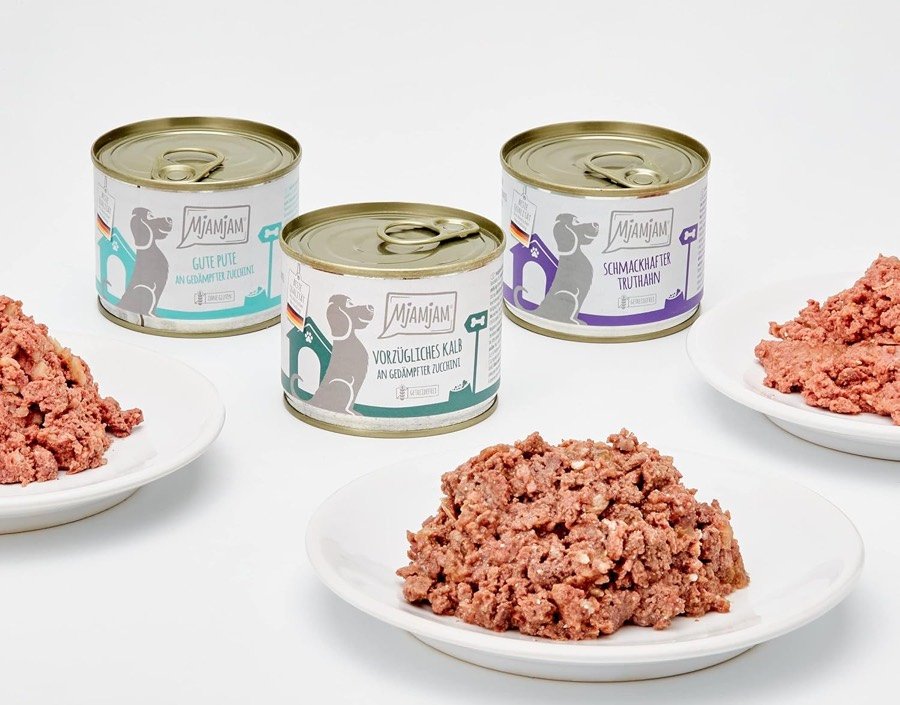 Ver imagen 3 de 6: Otras tres recetas del pack servidas en plato junto a sus latas