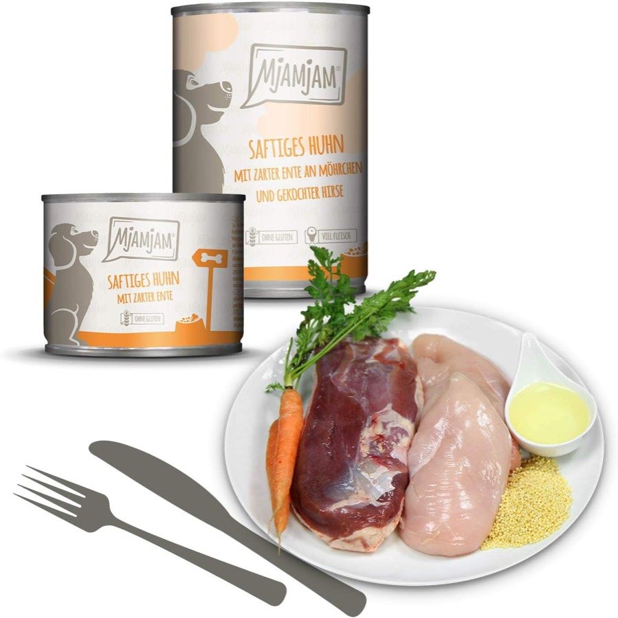 Ver imagen 5 de 6: Lata de pollo con pato acompañada de los ingredientes crudos: carne, zanahoria y mijo