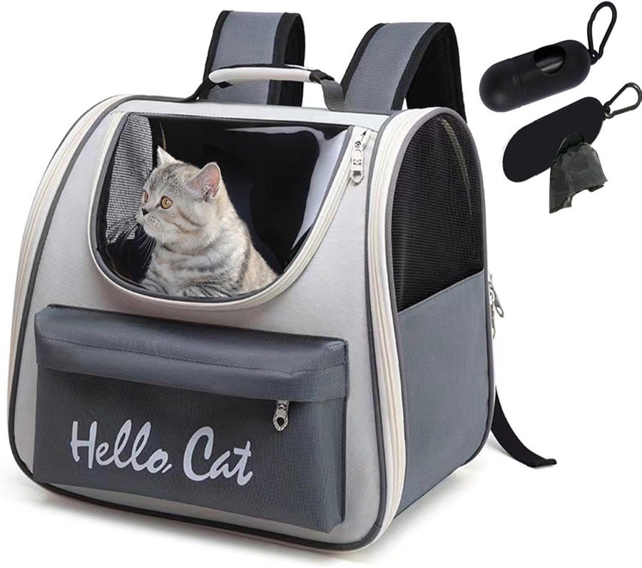 Mochila de transporte Mocoli gris con ventana transparente frontal, un gato gris dentro y el dispensador de bolsas de regalo