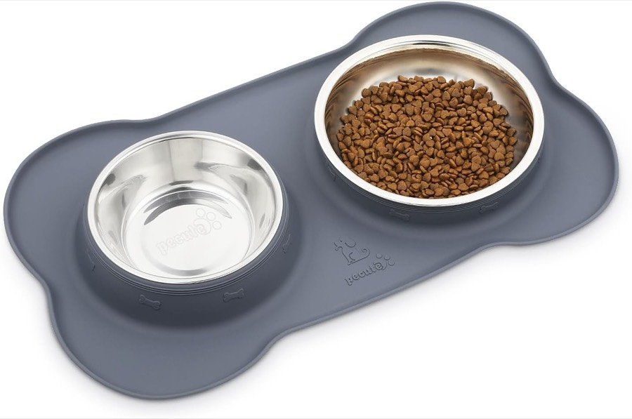 Comedero doble Pecute con bandeja de silicona gris en forma de hueso y dos cuencos de acero inoxidable, uno con pienso