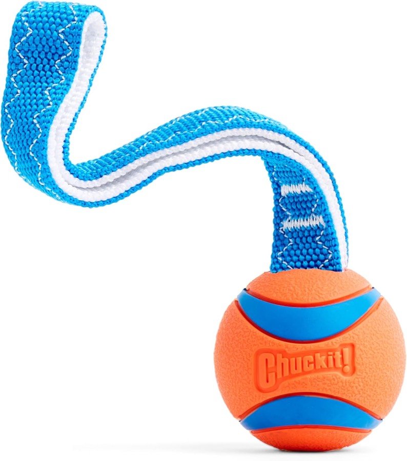 Chuckit! Ultra Tug: pelota naranja y azul unida a una cinta de tela azul y blanca que hace de asa
