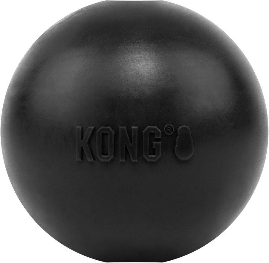 Pelota KONG Extreme negra de caucho macizo con el logotipo en relieve