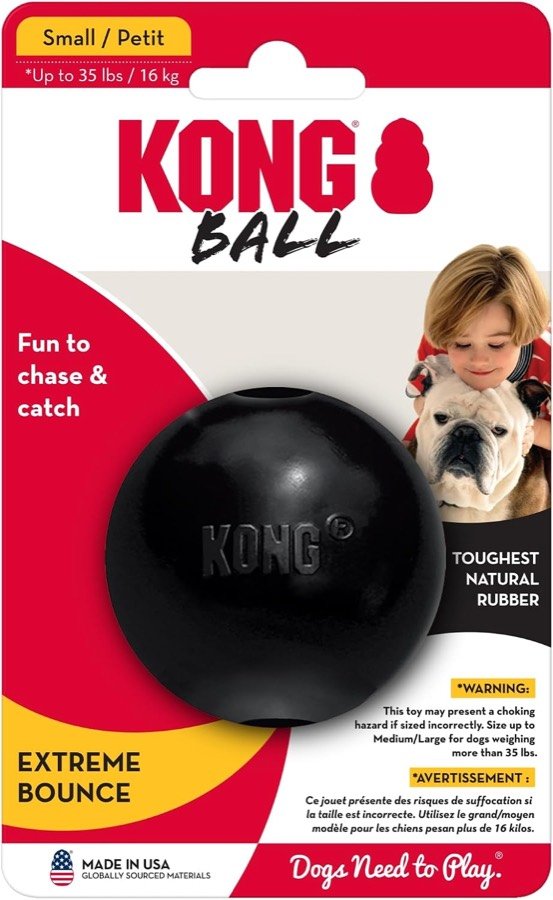 Ver imagen 5 de 6: Envase de la KONG Extreme Ball talla pequeña, con el aviso de atragantamiento y la indicación de fabricación en EE. UU.