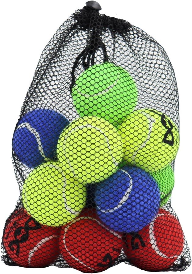 Bolsa de malla negra con las doce pelotas de tenis INSUM en verde, azul, rojo y amarillo