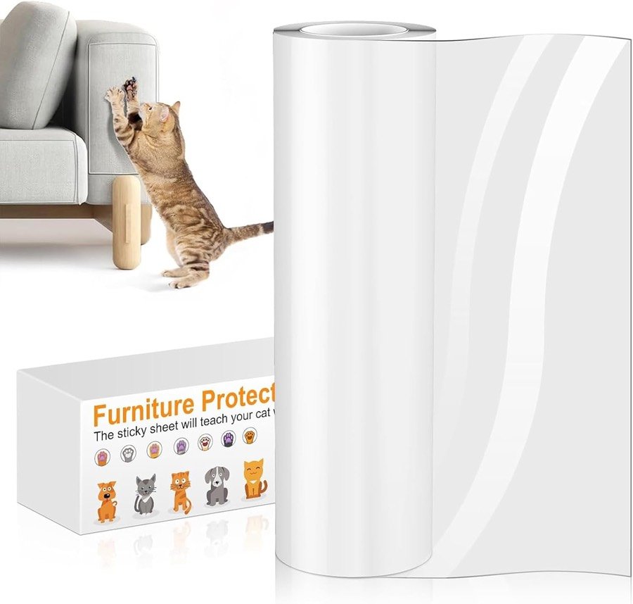 Rollo de protector transparente QianShouYan junto a un sofá gris que un gato intenta arañar