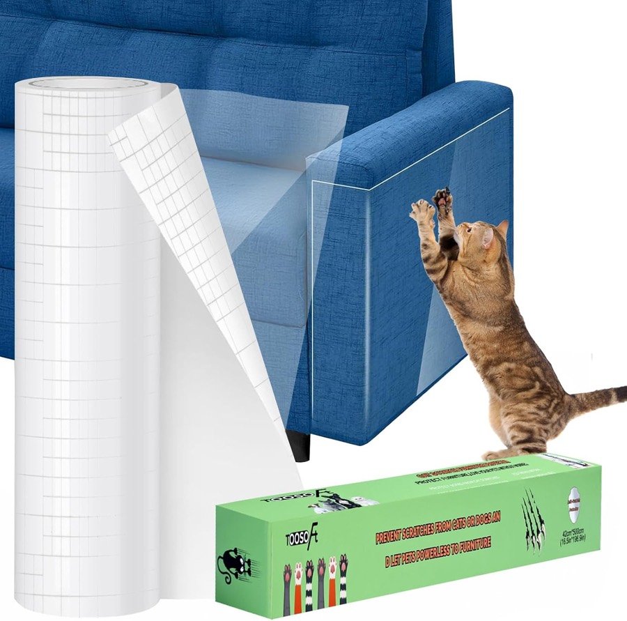 Rollo de protector transparente TOOSOFt junto a un sofá azul con la lámina aplicada y un gato intentando rascarlo
