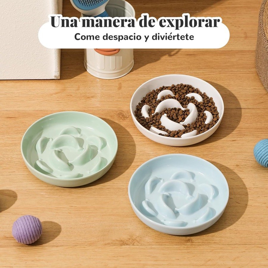 Ver imagen 6 de 6: Los comederos PTOBER en tres colores pastel sobre una mesa de madera, uno de ellos con pienso