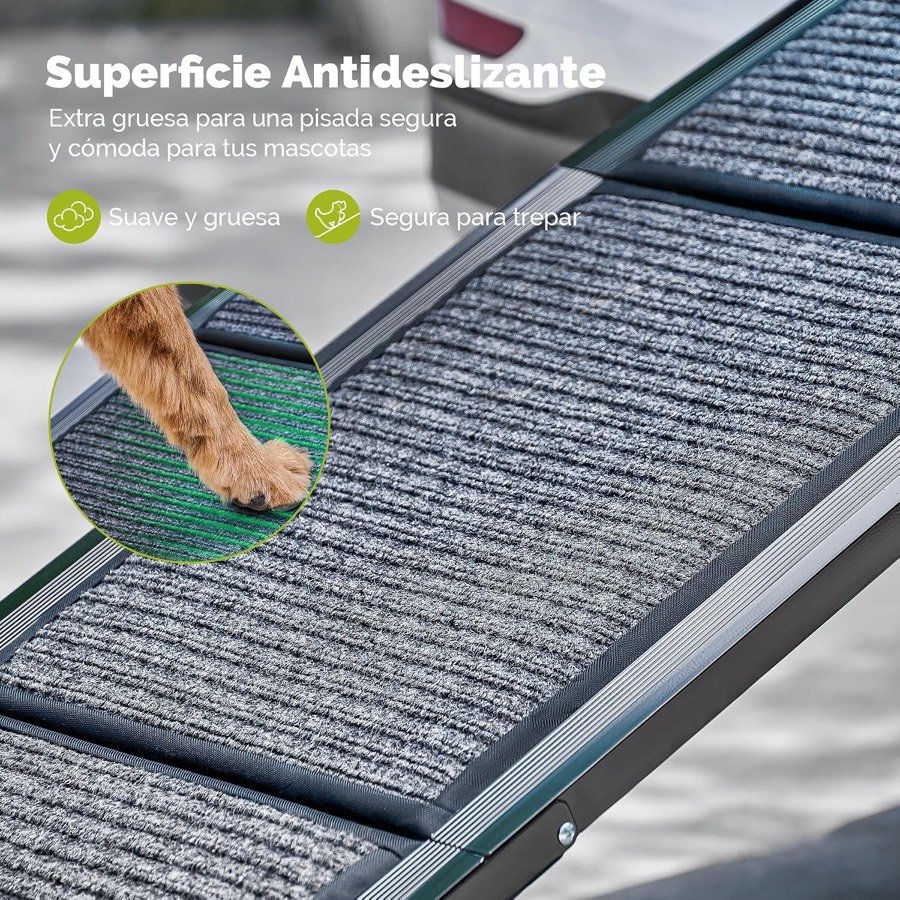 Ver imagen 2 de 6: Detalle de la superficie de moqueta gris gruesa y antideslizante de la rampa CO-Z bajo la pata de un perro