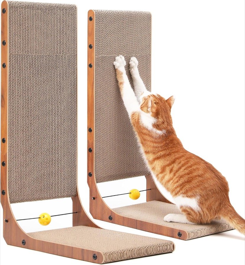 Dos rascadores FUKUMARU en L de cartón y madera color nogal, con un gato naranja rascando uno de ellos