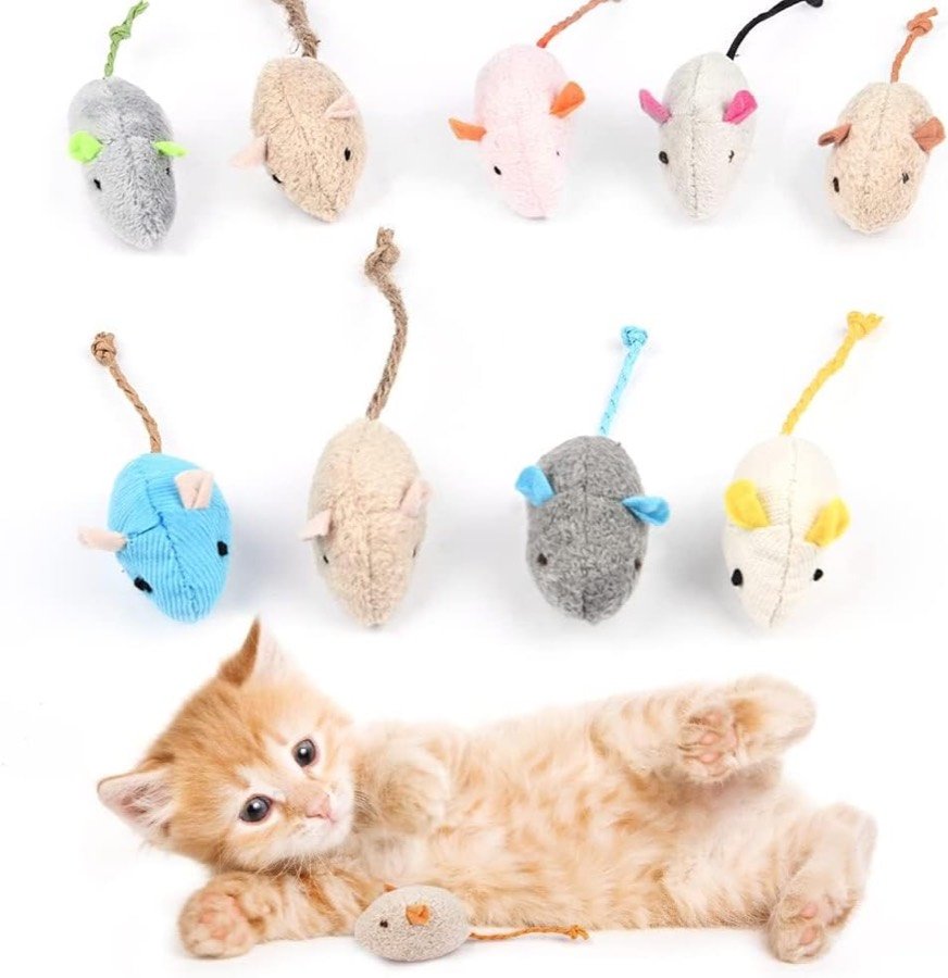 Nueve ratones de peluche Adiwo de colores con cola de cuerda, junto a un gatito naranja tumbado