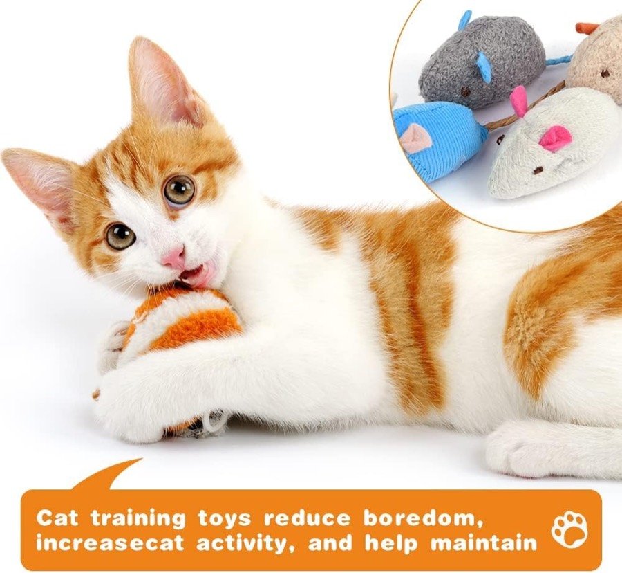 Ver imagen 3 de 6: Gatito blanco y naranja abrazando un ratón de peluche